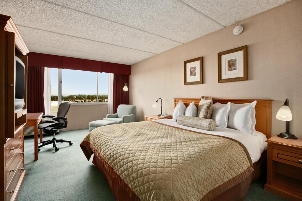 Howard Johnson By Wyndham Fullerton/Anaheim Conference Cntr Buitenkant foto