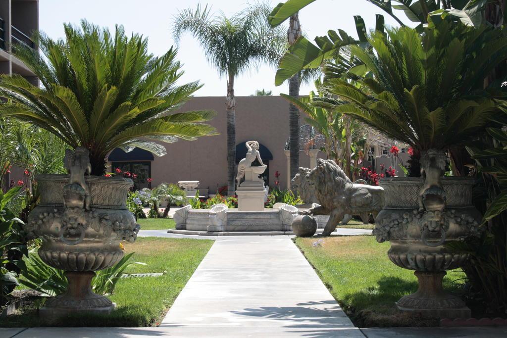 Howard Johnson By Wyndham Fullerton/Anaheim Conference Cntr Buitenkant foto