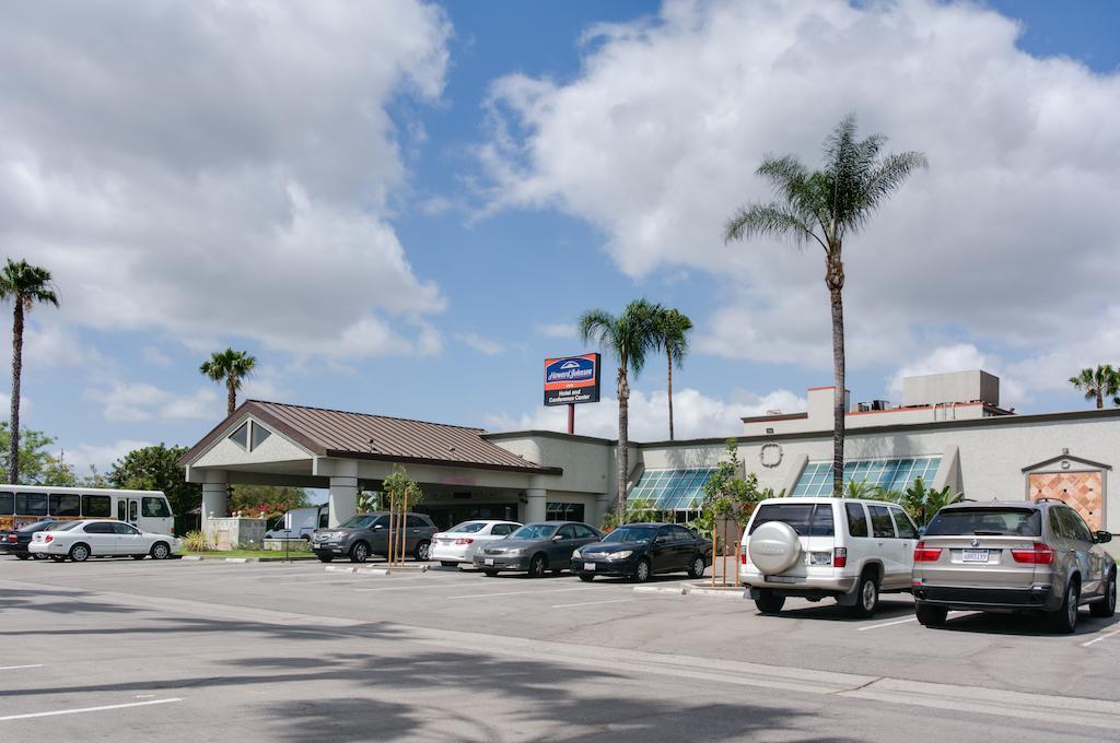 Howard Johnson By Wyndham Fullerton/Anaheim Conference Cntr Buitenkant foto