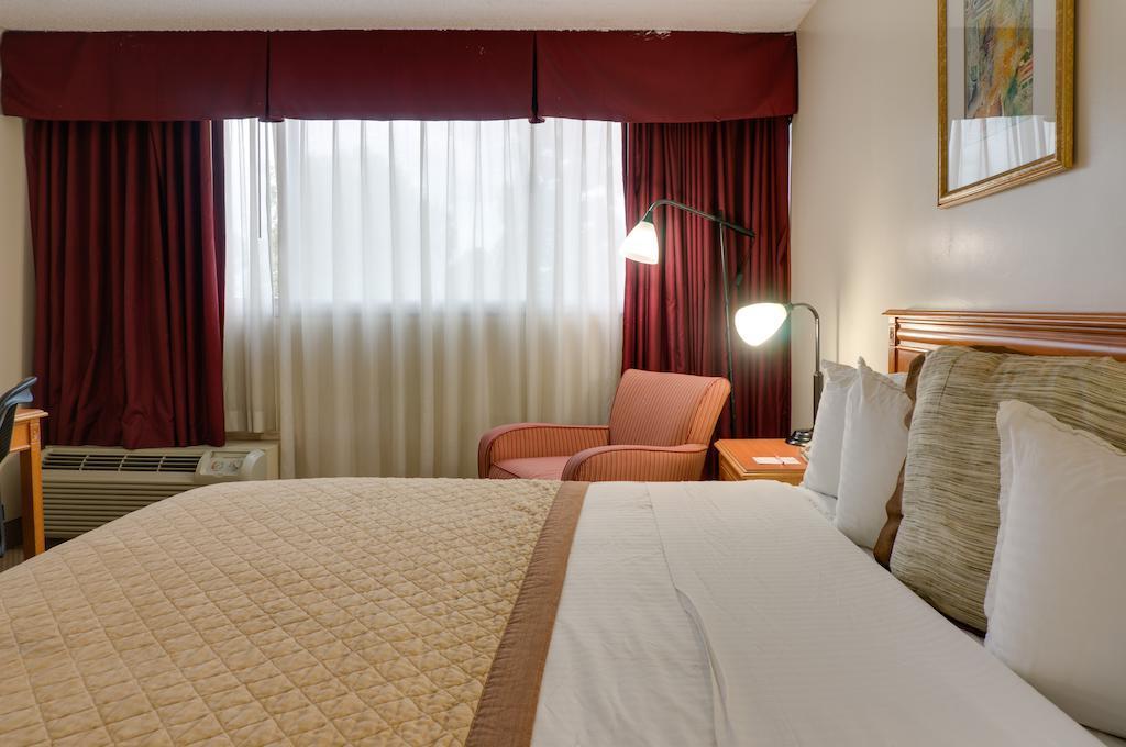 Howard Johnson By Wyndham Fullerton/Anaheim Conference Cntr Buitenkant foto