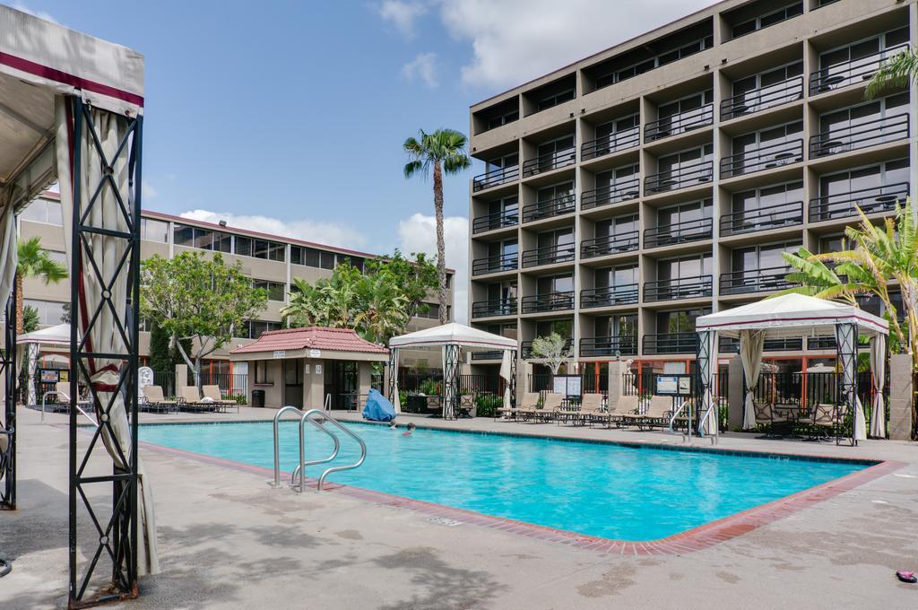 Howard Johnson By Wyndham Fullerton/Anaheim Conference Cntr Buitenkant foto