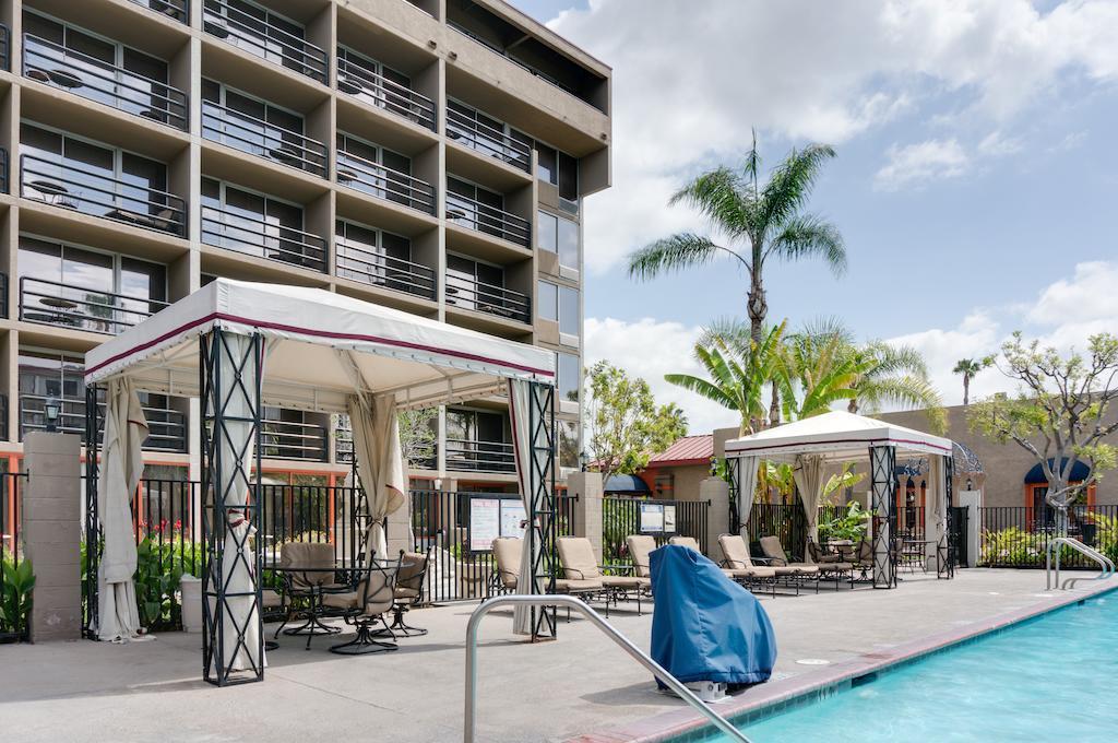 Howard Johnson By Wyndham Fullerton/Anaheim Conference Cntr Buitenkant foto