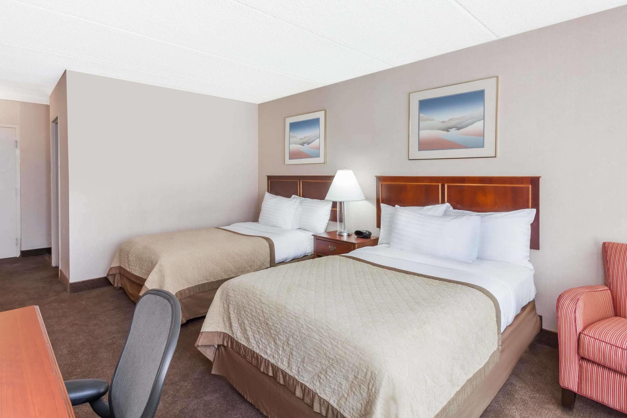 Howard Johnson By Wyndham Fullerton/Anaheim Conference Cntr Buitenkant foto