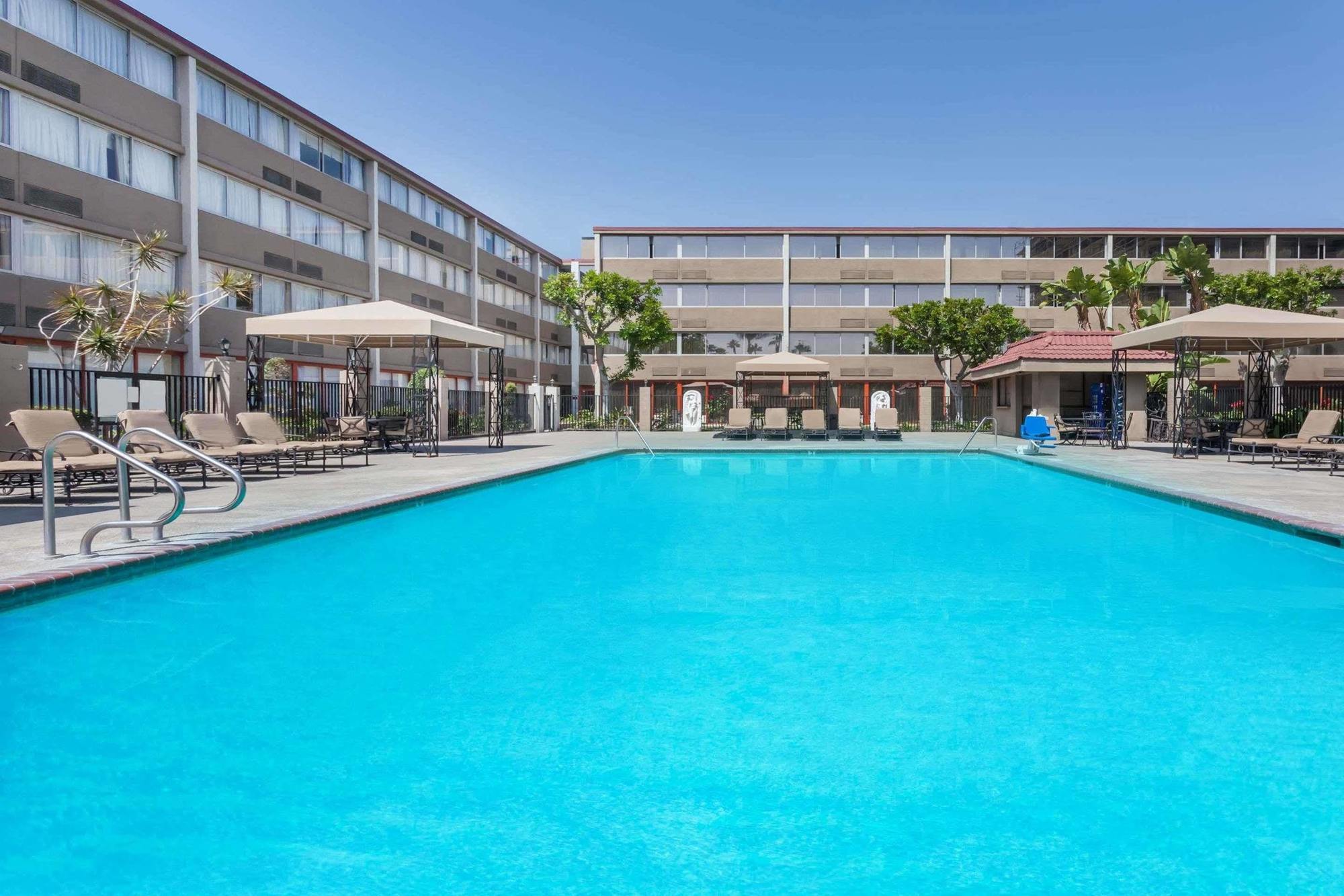 Howard Johnson By Wyndham Fullerton/Anaheim Conference Cntr Buitenkant foto